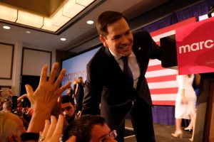 El senador republicano por Florida Marco Rubio saluda a sus seguidores tras lograr la reelección hoy, martes 8 de noviembre 2016, en el Miami Airport Hilton en Miami, Florida (EE.UU.). El Miami Herald y la cadena Local 10, entre otros, dieron la victoria a Rubio, con el 51,99 % de los votos, mientras que su rival obtiene el 44,32 %, con más de más de 8,6 millones de sufragios escrutados, según datos de la División Electoral del Departamento de Estado de Florida. El hispano de 45 años, nacido en Miami, fue elegido en 2010 para su primer mandato como congresista federal para el periodo 2011-2016. EFE/Gastón de Cárdenas