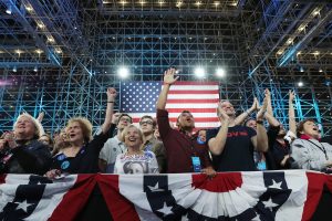 Seguidores de la candidata demócrata Hillary Clinton siguen hoy, martes 8 de noviembre de 2016, el proceso de elecciones en el Jacob K. Javits Convention Center, en Nueva York (Estados Unidos). EFE/PETER FOLEY