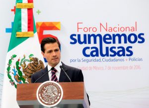 El presidente Enrique Peña Nieto y la ONG Ciudadanos por Causa en Común durante un evento público en Ciudad de México hoy, lunes 7 de octubre de 2016, donde coincidieron en que México enfrenta desafíos por la ola de violencia que vive el país, si bien difirieron sustancialmente sobre las causas y consecuencias de este fenómeno. De enero a septiembre de este año se registraron más de 29.000 homicidios en el país, y 16.747 de estos fueron asesinatos, una cifra que ha ido aumentando mes a mes y que, de seguir en esta senda, convertirá 2016 en el año más violento desde la llegada al poder de Peña Nieto a fines de 2012. Foto EFE