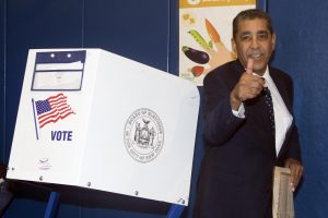 El senanor estatal por el Estado de Nueva York y actual candidato a la Cámara de Representantes federal, el dominicano Adriano Espaillat saluda a la cámara hoy, martes 8 de noviembre 2016, tras depositar su voto en una escuela del Alto Manhatan, en Nueva York. Los hispanos mostrarán este martes su verdadero potencial electoral en unos disputados comicios presidenciales con una masiva presencia en las urnas que se reflejará también en el desembarco histórico de más latinos en el Congreso federal. EFE/Miguel Rajmil