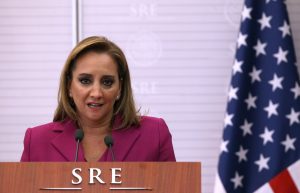 La canciller de México, Claudia Ruiz Massieu, habla junto al secretario de Seguridad Interna de Estados Unidos, Jeh Johnson (no en la foto) hoy, martes 11 de octubre de 2016, en una rueda de prensa en Ciudad de México. Johnson afirmó que ambos países van a trabajar para encontrar nuevas maneras de enfrentar los "intereses mutuos en seguridad", en especial los vinculados al tema migratorio. EFE/Jorge Núñez