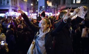 Ciudadanos protestan contra el resultado electoral que dió a Donald Trump, el candidato republicano, como presidente de Estados Unidos hoy, miércoles 9 de noviembre de 2016, en Nueva York (Estados Unidos). EFE/JUSTIN LANE