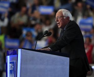 El excandidato a la presidencia de Estados Unidos y senador por Vermont, Bernie Sanders, habla durante la primera jornada de la Convención Nacional Demócrata 2016 hoy, 25 de julio de 2016, en el Wells Fargo Center de Filadelfia, Pensilvania. EFE/TANNEN MAURY