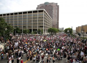 Thousands of demonstrators gather outside the Federal Building in reaction to the election Donald Trump as the 45th president of the United States, in Los Angeles, California, USA, 12 November 2016. (Protestas, Estados Unidos) EFE/EPA/MIKE NELSON