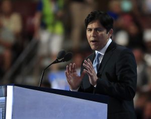 El senador por California Kevin de Leon habla durante la primera jornada de la Convención Nacional Demócrata 2016 hoy, 25 de julio de 2016, en el Wells Fargo Center de Filadelfia, Pensilvania. EFE/TANNEN MAURY