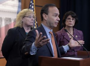 De izda. a dcha., los congresistas demócratas Luis Gutierrez (IL), Zoe Lofgren (CA) y Lucille Roybal-Allard(CA) pidieron este jueves 17 noviembre de 2016 al presidente Barack Obama que use su poder para, antes de dejar la Casa Blanca, indultar a los más de 750.000 jóvenes indocumentados que llegaron al país cuando eran niños, conocidos como "dreamers" (soñadores). "Le exhortamos a que ejerza su autoridad constitucional para proveer perdones a los soñadores", pidieron los legisladores en su misiva, en la que advirtieron del peligro que corren los jóvenes que pudieron frenar su deportación gracias al programa de Acción Diferida (DACA), proclamado por Obama en 2012. EFE/LENIN NOLLY.