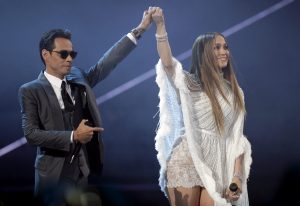 Los cantantes Jennifer Lopez (d) y Marc Anthony saludan a los asistentes luego de darse un beso durante los premios Grammy Latino hoy, jueves 17 de noviembre de 2016, en T-Mobile Arena en Las Vegas. EFE