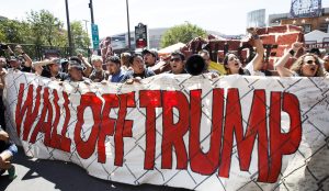 Unos manifestantes Sostienen una pancarta en contra del magnate Donald Trump durante una manifestación llamada "Wall Off Trump" (Amurrallar a Trump) realizada en la plaza Pública de Cleveland en Ohio. El intento de incendiar una bandera y el arresto de media docena de manifestantes fueron hoy los incidentes más destacados en las protestas de la Convención Republicana en Cleveland, donde las pasiones encontradas que levanta el candidato Donald Trump no pasan de provocaciones. EFE