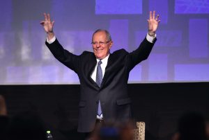 El presidente peruano, Pedro Pablo Kuczynski, saluda al público hoy, 17 de noviembre del 2016, durante la ceremonia de clausura de la IX Cumbre Pyme del Foro de Cooperación Económica Asia Pacífico (APEC), que se celebró en Lima (Perú). Kuczynski anunció hoy que su Gobierno implementará una serie de reformas para incentivar a las pequeñas empresas de su país, entre ellas el pago de menores impuestos e incentivos tributarios para las que contraten de manera formal a sus trabajadores. EFE