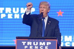 El candidato a la presidencia de los Estados Unidos por el partido republicano, Donald Trump, asiste hoy, viernes 16 de septiembre de 2016, a un evento de campaña en el James L. Knight Center en Miami (Estados Unidos). EEF/Giorgio Viera