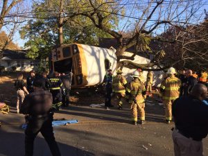 A handout photo provided by the Chattanooga Fire Department (CFD) shows emergency responders at the scene of a school bus crash in Chattanooga, Tennessee, USA, 21 November 2016. The Chattanooga Fire Department have said that mulitple fatalities are involved in the bus crash, but have not yet issued any confirmed figures. EFE