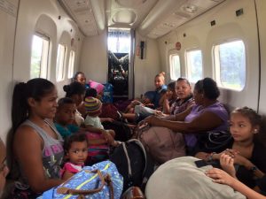 Personas son evacuadas hoy, martes 22 de noviembre de 2016, por la policía en varias zonas del Caribe Norte, provincia de Limón (Costa Rica). El Gobierno de Costa Rica declaró hoy una alerta roja para la costa del Caribe norte y parte de la frontera con Nicaragua y ordenó evacuaciones obligatorias en esas zonas, ante la inminente llegada de la tormenta tropical Otto, que podría convertirse en huracán en las próximas horas. EFE