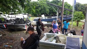 Personas son evacuadas hoy, 22 de noviembre de 2016, por la policía en varias zonas del Caribe. El Gobierno de Costa Rica declaró hoy una alerta roja para la costa del Caribe norte y parte de la frontera con Nicaragua y ordenó evacuaciones obligatorias en esas zonas, ante la inminente llegada de la tormenta tropical Otto, que podría convertirse en huracán en las próximas horas. EFE