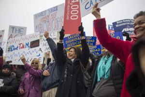 Simpatizantes de la reforma sanitaria del presidente estadounidense Barack Obama, denominada Affordable Care Act (ACA), más conocida como Obamacare, se manifiestan ante el Tribunal Supremo en Washington, Estados Unidos, hoy, 4 de marzo de 2015. El Tribunal Supremo de EEUU escucha hoy los argumentos de una demanda contra los subsidios federales para comprar seguros médicos, una pieza clave de la reforma sanitaria del presidente Barack Obama. EFE