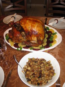 Un pavo tradicionalmente preparado para la celebración del Día de Acción de Gracias en un hogar de Miami, Florida. Si hay una celebración típica y únicamente estadounidense es la del día de Acción de Gracias, aunque la mayoría de los alimentos que se consumen en esta fecha son producto de la geografía y el ingenio de las culturas prehispánicas de lo que hoy es América Latina. EFE