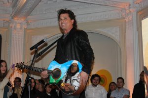 El cantante colombiano Carlos Vives habla hoy, 22 de noviembre de 2016, en la residencia del el Embajador de Colombia en EE.UU., Juan Carlos Pinzón (Washington, EE.UU.), donde llamó a ceder y a ponerse de acuerdo a todas las fuerzas para conseguir la paz en Colombia. EFE