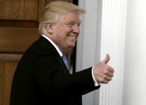 US President-elect Donald Trump gestures a thumbs up at the clubhouse of Trump International Golf Club, in Bedminster Township, New Jersey, USA, 20 November 2016. EFE