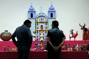 Asistentes observan figuras de barro de la exposición "Grandes maestros del arte popular de Iberoamérica" hoy, viernes 25 de noviembre de 2016, en el Museo Regional de Guadalajara (México). La muestra está compuesta por cerca de un millar de piezas elaboradas por 400 artesanos y que fue inaugurada como parte de la Feria Internacional del Libro (FIL). EFE