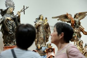 Asistentes observan piezas de la exposición "Grandes maestros del arte popular de Iberoamérica" hoy, viernes 25 de noviembre de 2016, en el Museo Regional de Guadalajara (México). La muestra está compuesta por cerca de un millar de piezas elaboradas por 400 artesanos y que fue inaugurada como parte de la Feria Internacional del Libro (FIL). EFE