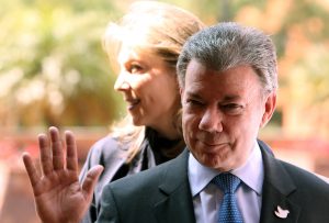 El presidente de Colombia Juan Manuel Santos (d) y su esposa María Clemencia Rodríguez (i), se despiden hoy, Lunes 21 de Noviembre de 2016, luego de escuchar los resultados médicos por una posible recaída de un cáncer de próstata, en la clínica Santa Fe de Bogotá (Colombia). Santos, dijo hoy que los exámenes médicos a los que se sometió la semana pasada mostraron que no tiene "metástasis ni ningún tumor" por lo que puede continuar su vida laboral y personal con normalidad. EFE