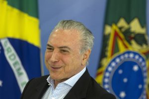 BRA23. BRASILIA (BRASIL), 27/11/2016.- El presidente de Brasil, Michel Temer, participa en un pronunciamiento público hoy, domingo 27 de noviembre de 2016, en Brasilia (Brasil). Temer anunció hoy que acordó con las directivas de la Cámara de los Diputados y del Senado intentar impedir la posible aprobación parlamentaria de algún tipo de amnistía en beneficio de corruptos. EFE/Joédson Alves