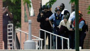 Una mujer es rescatada del edificio Peter B. Lewis por miembros de la policía. Una persona murió y otra resultó herida, el viernes 09 de mayo de 2003, cuando un hombre vestido con ropas de combate abrió fuego en un edificio de la Universidad Case Western Reserve, en el estado de Ohio. Seis horas después de comenzar el incidente todavía había personas en las aulas y la policía busca en el edificio al hombre que llevó a cabo el ataque. 60 personas que había en el edificio cuando comenzó el tiroteo fueron rescatadas y llevadas a una zona segura. Otras diez escaparon por su cuenta, pero no se sabe cuántas podrían haber quedado atrapadas en otras aulas del edificio. EFE