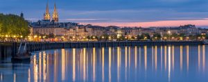 Vista de Bordeaux al atardecer - Francia.