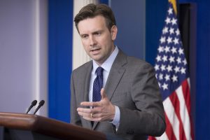 El portavoz de la Casa Blanca, Josh Earnest, responde preguntas sobre la renuncia de la directora del Servicio Secreto de EE.UU., Julia Pierson, hoy, miércoles 1 de octubre de 2014, en la Casa Blanca, Washington DC. La dimisión de Pierson se produce por el escándalo del acceso de un intruso al interior de la Casa Blanca y tras confirmarse varias fallos en el anillo de seguridad presidencial. EFE/MICHAEL REYNOLDS