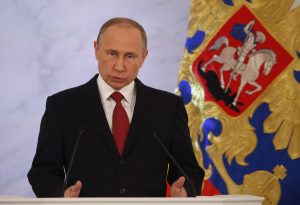 El presidente ruso, Vladímir Putin, da un discurso ante la Asamblea Federal en el Gran Palacio del Kremlin, en Moscú (Rusia) hoy, 1 de diciembre de 2016. Putin pronuncia hoy ante el Parlamento en pleno el discurso anual sobre el estado de la nación, en el que abordará asuntos tanto de la agenda nacional como internacional. EFE/Yuri Kochetkov