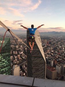 El alemán Alexander Schulz camina hoy, domingo 4 de diciembre de 2016, sobre una cinta sujeta colocado en lo alto de dos edificios corporativos en Ciudad de México y rompió dos marcas de altura y distancia al concretar su recorrido. La Torre Bancomer, su lugar de salida, y la Torre Reforma, el de llegada, ambos en la céntrica avenida Reforma, fueron los puntos donde Schulz y su equipo sujetaron la cinta para que el hombre demostrara sus habilidades en la disciplina del "highline", deporte de equilibrio en las alturas. EFE/MARCOS FERRO/SOLO USO EDITORIAL