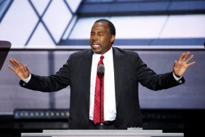 Fotografía de archivo fechada el 19 de julio de 2016 del excandidato presidencial republicano Ben Carson durante la segunda jornada de la convención republicana en Cleveland, Ohio, Estados Unidos. El presidente electo, Donald Trump, ha nombrado a Carson secretario de Vivienda y Desarrollo Urbano. EFE