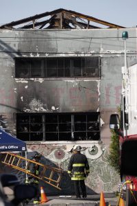 Un bombero observa los restos calcinados del edificio de Oakland donde el viernes pasado perdieron sus vidas al menos 36 personas que disfrutaban de un concierto. El presidente, Barack Obama, ofreció hoy la ayuda de su Gobierno a la ciudad de Oakland y al estado de California tras el siniestro. En un comunicado, Obama explicó que su Gobierno trabaja para "garantizar que las autoridades (locales y estatales) tienen todo lo que necesitan para continuar las operaciones de respuesta y la investigación de la causa del incendio". Hasta el momento, se ha identificado a 11 de las 36 víctimas y sigue sin conocerse la causa del incendio. Como consecuencia de las llamas, el techo del almacén, conocido como "El Barco Fantasma de Oakland", se derrumbó, lo que está complicando las labores de los equipos de rescate. EFE